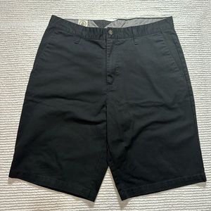 Volcom Black Shorts Men’s Waist Sz 33. Zip front, 5 pocket style.